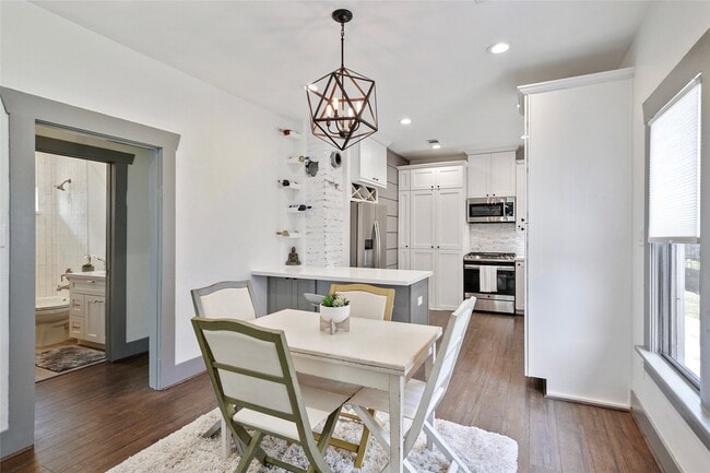 Building Photo - 325 N Sidney St