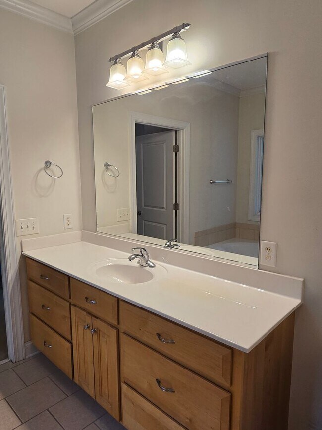 Building Photo - NEW LISTING!!!!!