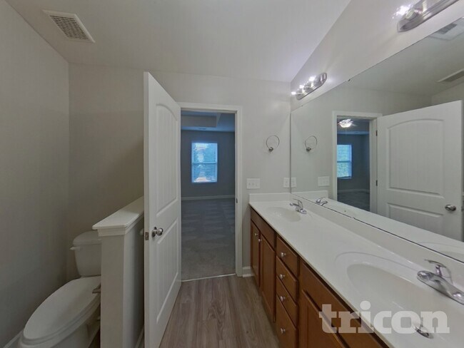 Building Photo - 806 Simones Ct