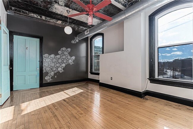 Building Photo - 114 Main St