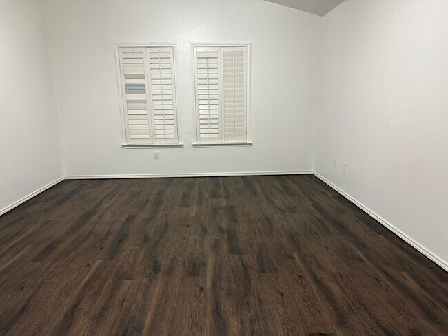 Building Photo - 1940 Cliffrose Dr