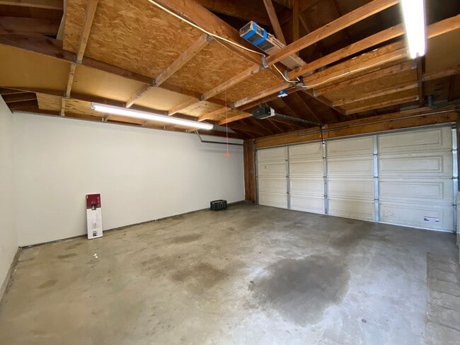 Building Photo - Bright and Spacious 2 Bed/1.5 Bath South O...