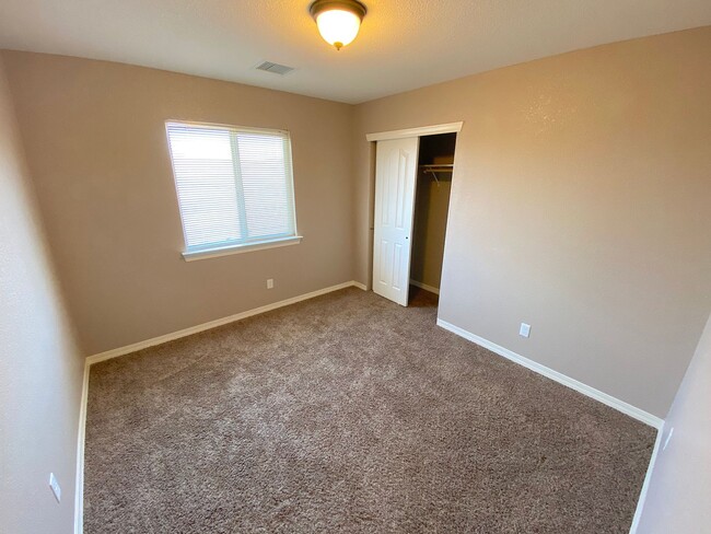 Building Photo - East El Paso LARGE 4 bed Refrig A/C!