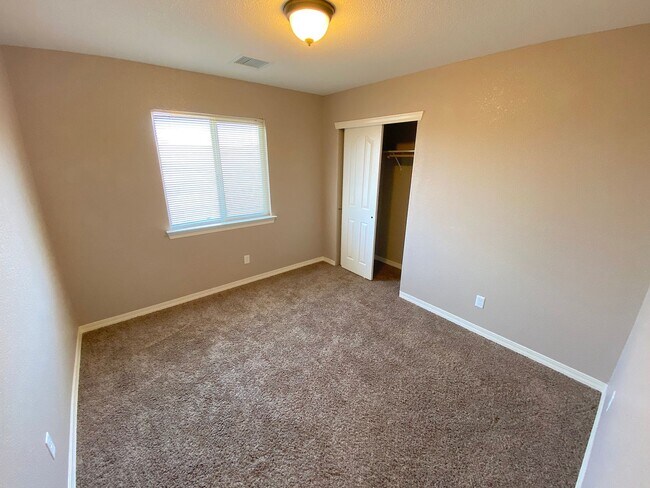 Building Photo - East El Paso LARGE 4bed/2.5bath Refrig A/C!