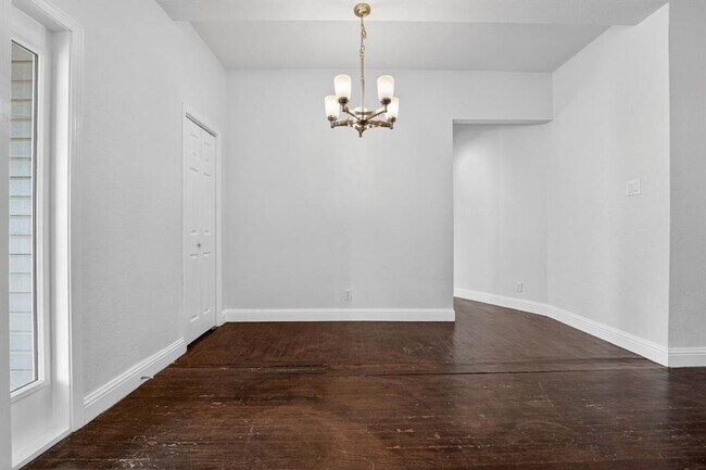 Building Photo - 806 E 3rd St