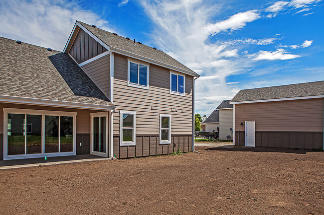Building Photo - 4 Bedroom with Shop and View of the Mounta...