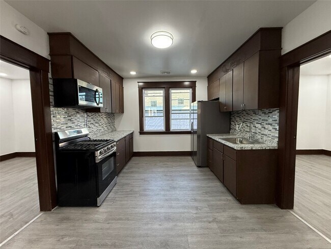 Building Photo - 1005 Pine St