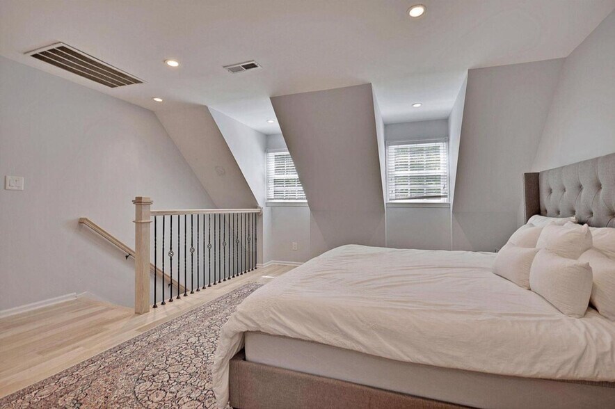 Building Photo - 169 1/2 King St