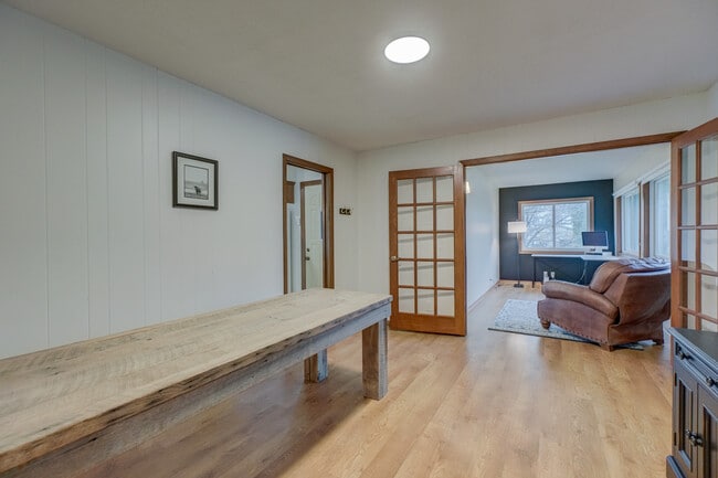 Building Photo - 2006 Pine St W