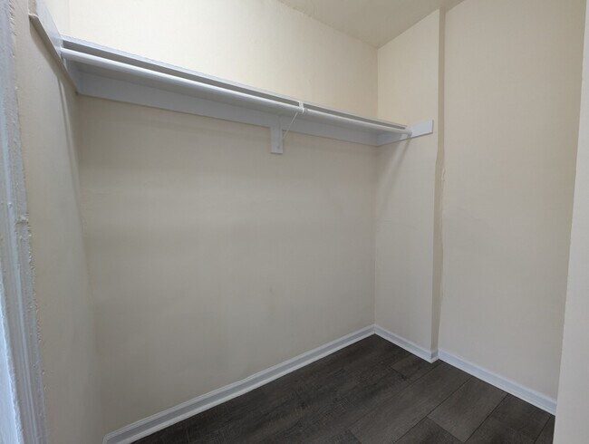 Building Photo - 5417 N Kenmore Ave