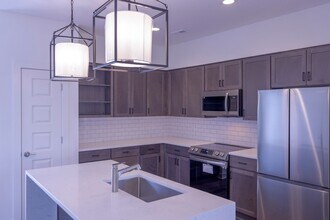 Building Photo - Gorgeous 3 Bedroom 3 Bathroom in Spring Hi...