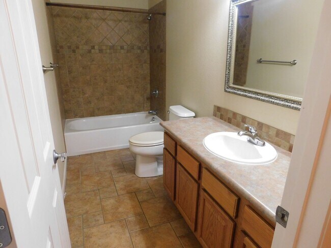Building Photo - 3 Bed/2 Bath in Pearpark