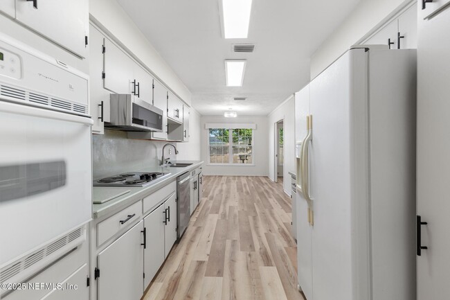 Building Photo - 4103 San Remo Dr