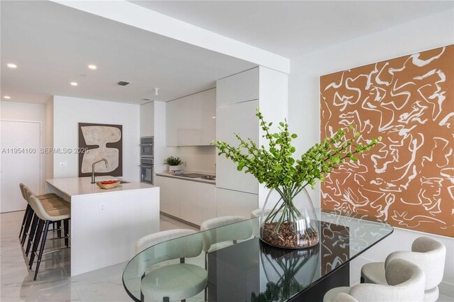 Building Photo - 700 NE 24th St