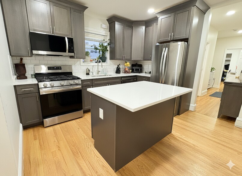 Primary Photo - 149 Glenway St