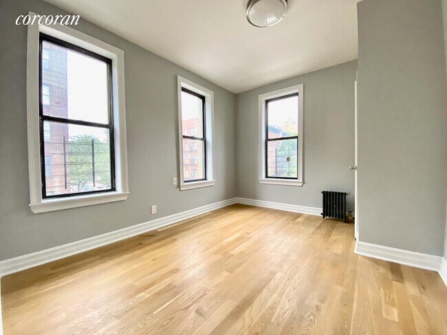 Building Photo - 370 Manhattan Ave