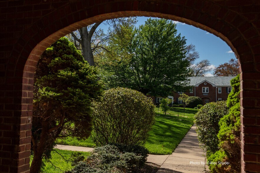 Building Photo - 5 E Glebe Rd