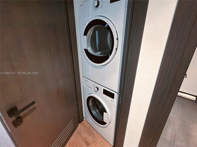 Building Photo - 398 NE 5th St