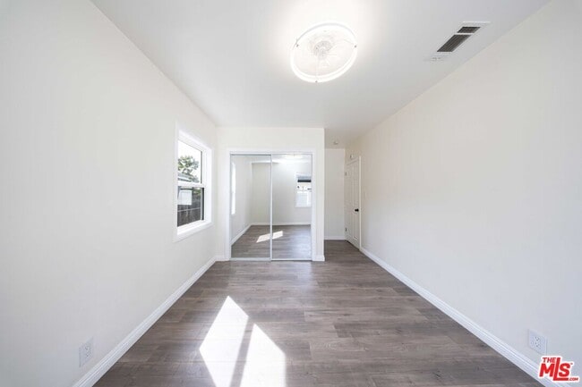 Building Photo - 8432 Glenoaks Blvd