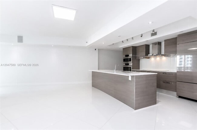 Building Photo - 17201 Collins Ave