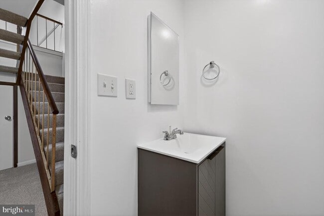 Building Photo - 9250 Three Oaks Dr