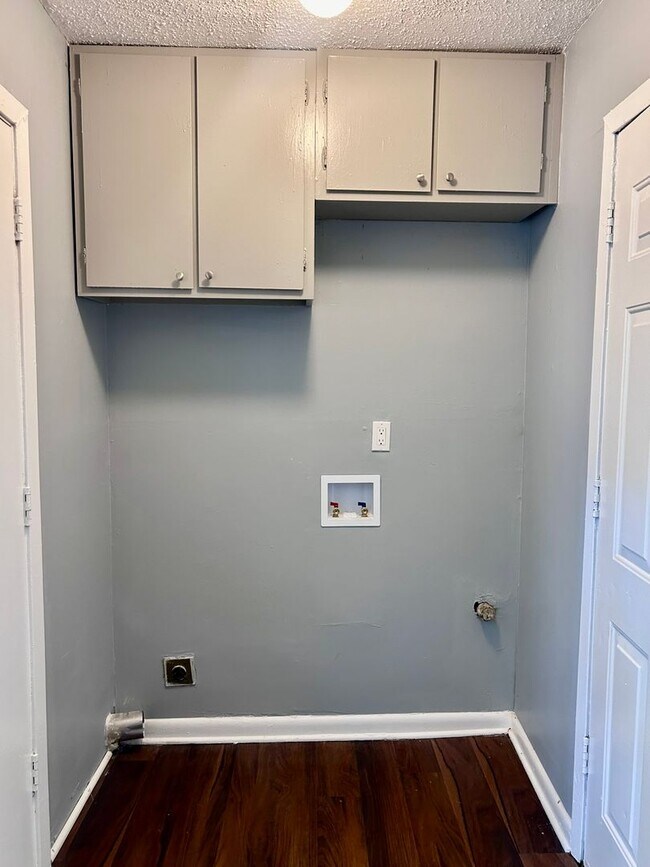 Building Photo - Newly Renovated Townhouse in Oakhaven
