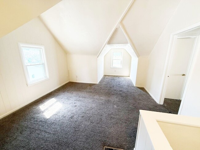 Building Photo - 3 BED 1 BATH BEAUTIFUL SINGLE FAMILY HOME ...