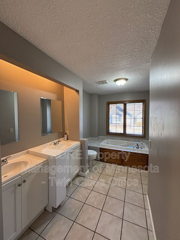 Building Photo - 645 Sullivan Dr NE