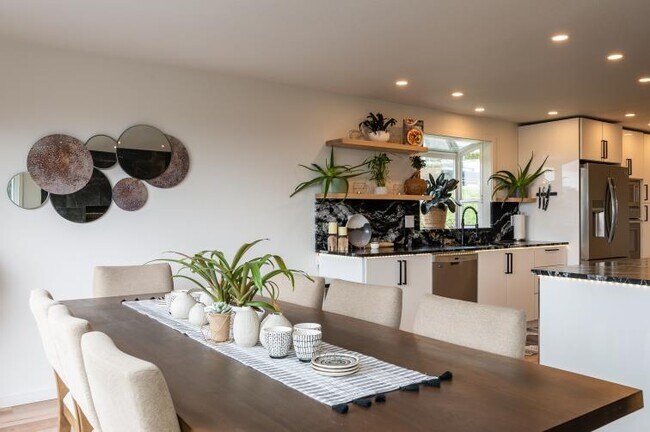 Dining Area - 2433 Crestline St