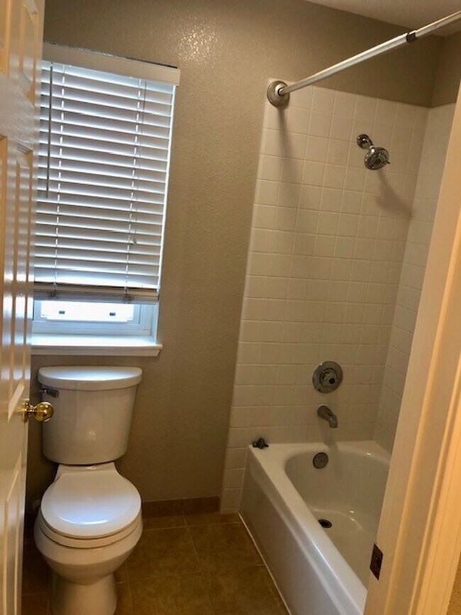Building Photo - Spacious and beautiful 3 bedroom 2.5 bath ...