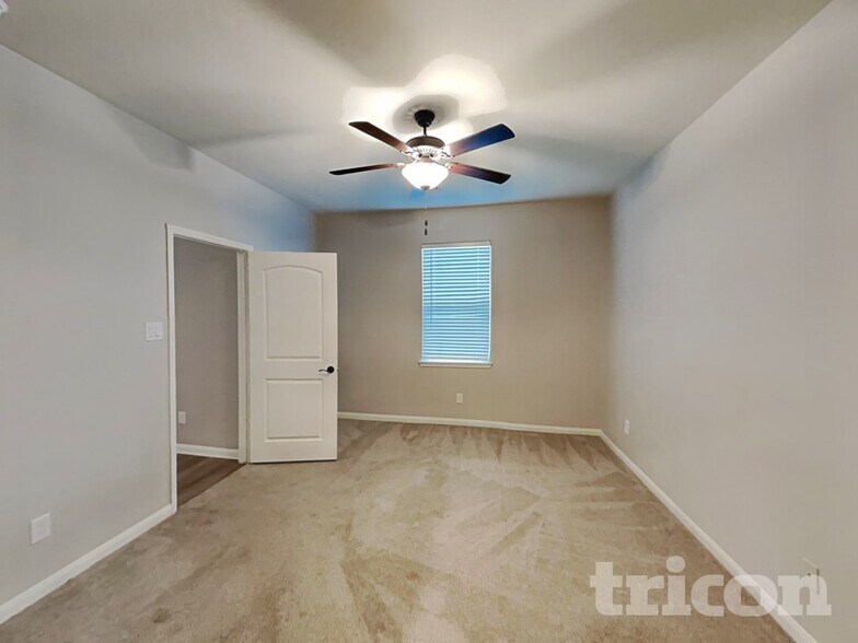 Building Photo - 8888 Oval Glass St