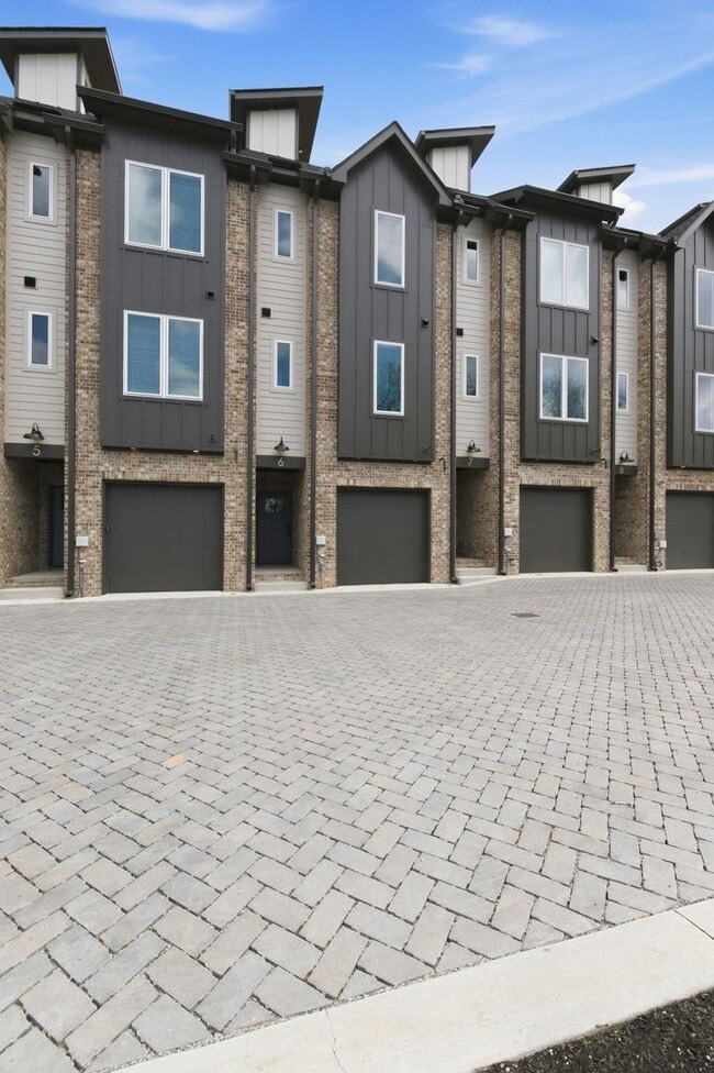 Building Photo - Brand New Build Townhouse in Charlotte Park