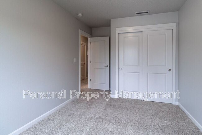 Building Photo - 5828 NE 56th Pl