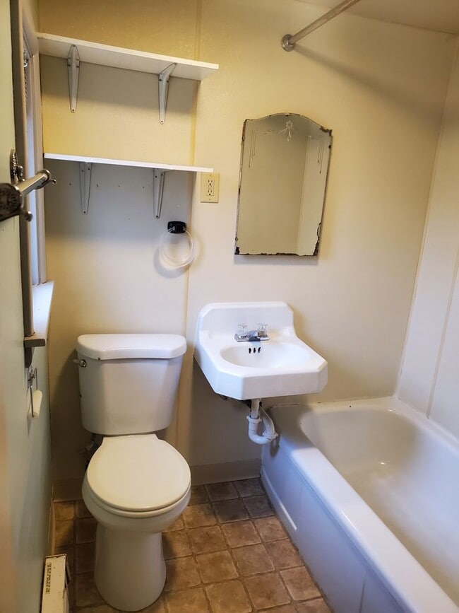 Building Photo - 2 Bedroom/ 1 Bathroom West Central Spokane...