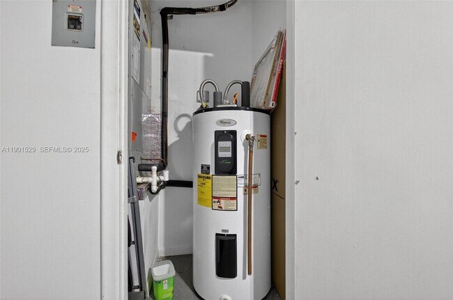 Building Photo - 3810 Rowena Cir