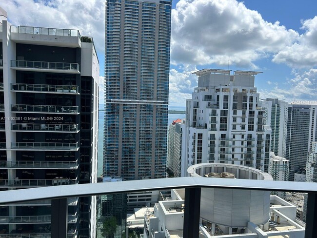 Building Photo - 1000 Brickell Plz