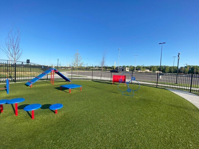 Building Photo - Decarsky Park Alex Model