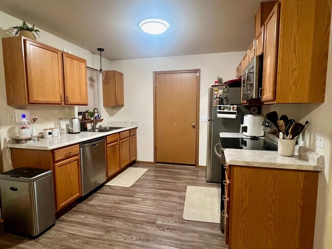 Building Photo - 3BD/2.75BA Duplex. Pet Friendly!