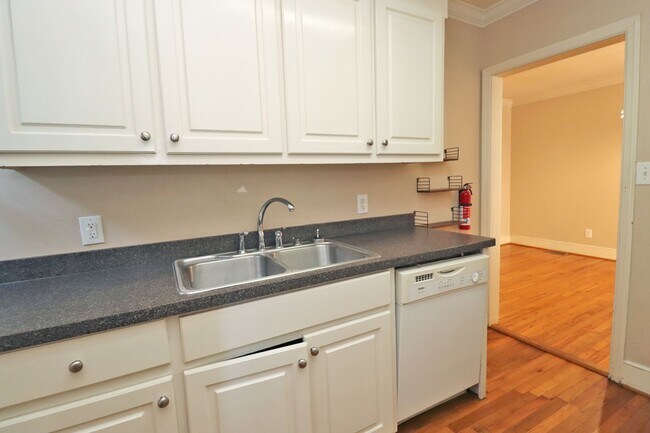 Building Photo - Your Next College Pad – 2BR/1BA, Pets Welc...