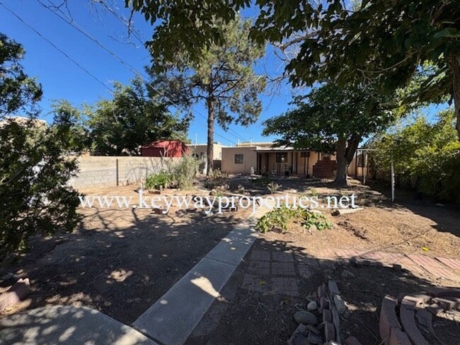 Building Photo - Classic 2 bed 1 bath home in NE ABQ