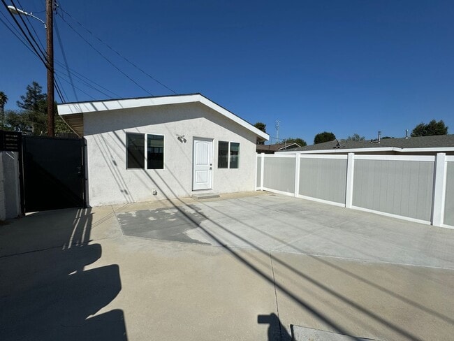 Building Photo - All New 1 bedroom 1 bath ADU with a Private Yard Ready to move in