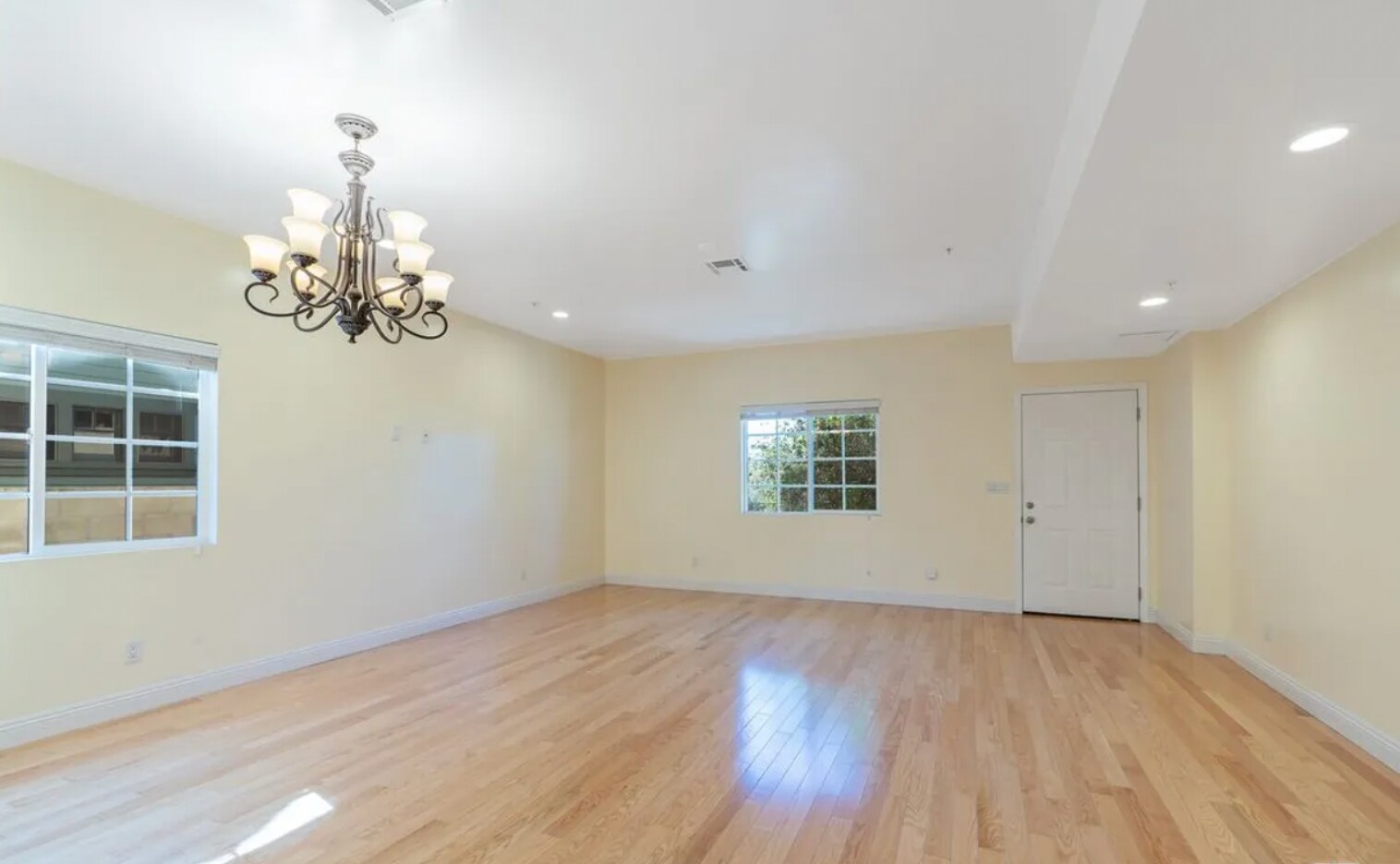 Building Photo - 2020 Hillcrest Dr