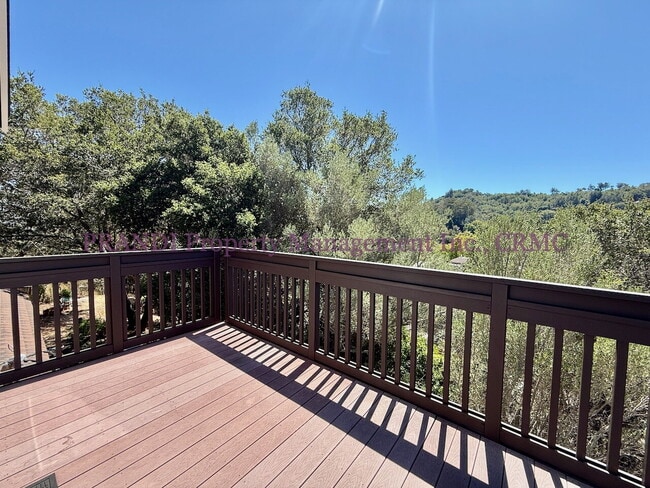 Building Photo - Top Floor Unit With Bonus Room in Gerstle ...