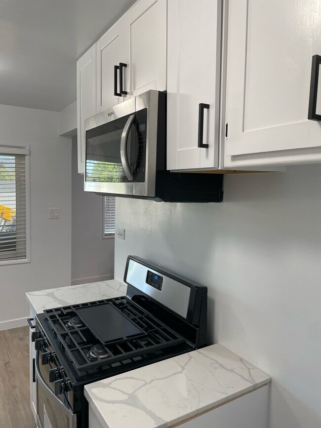 Building Photo - 4913-4915 Cahuenga Blvd