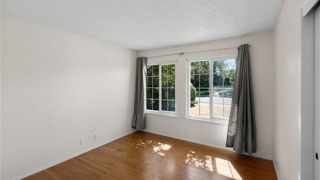 Building Photo - 3bed/2bath home available now!