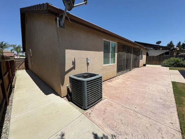 Building Photo - SE Visalia home Coming Soon!!