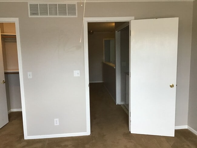 Building Photo - Beautiful 2bd 1.5 bath town home for rent ...