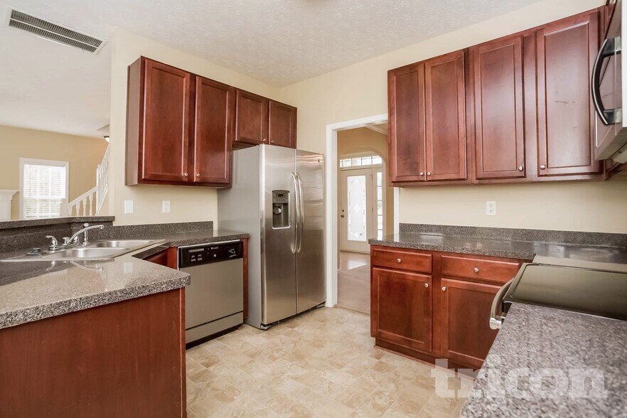 Building Photo - 585 Chastleton Dr