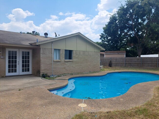 Building Photo - Spacious 3 bedroom 2 bath home w/ swimming...