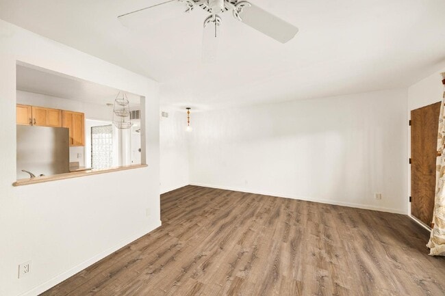 Building Photo - Fabulous University Heights location!